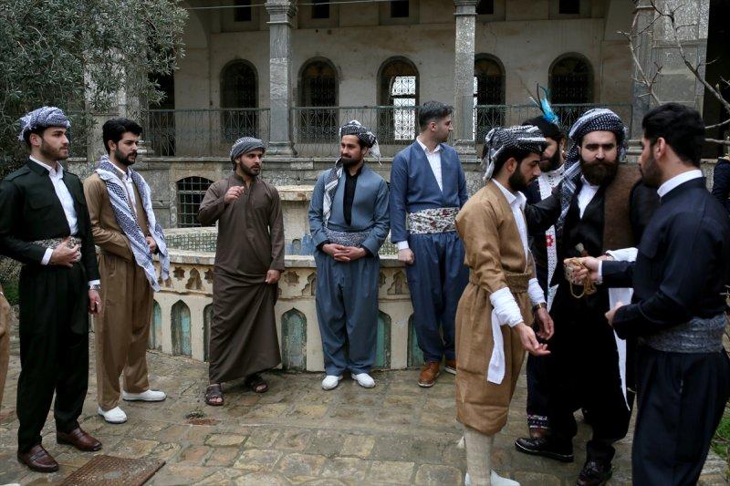 Erbil'in 'Hipster' Kürtleri yöresel kıyafetlerle poz verdi
