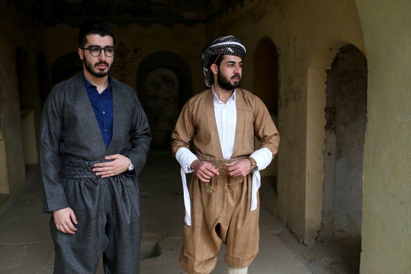 Erbil'in 'Hipster' Kürtleri yöresel kıyafetlerle poz verdi
