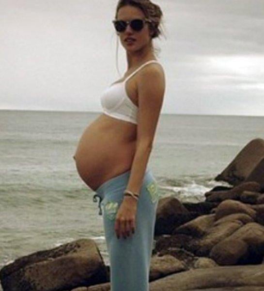 Hamilelik kilolarına meydan okuyan ünlü anneler