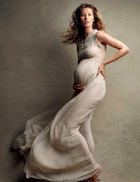 Hamilelik kilolarına meydan okuyan ünlü anneler