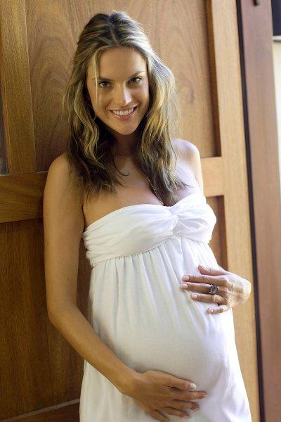 Hamilelik kilolarına meydan okuyan ünlü anneler