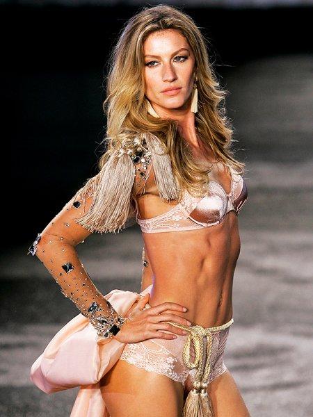 Hamilelik kilolarına meydan okuyan ünlü anneler