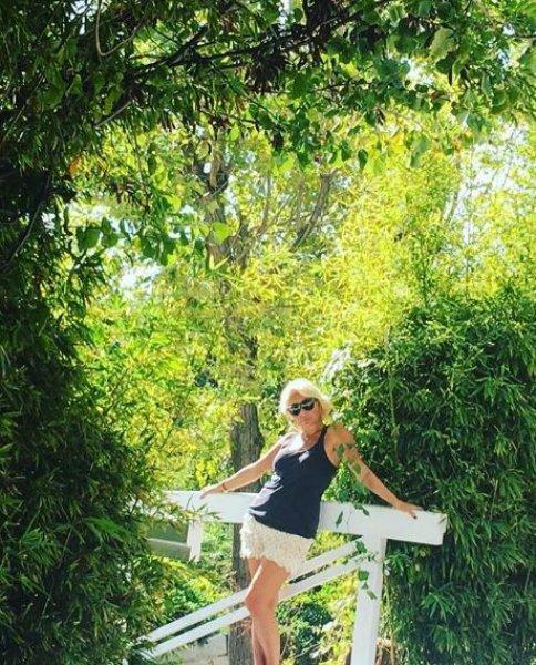 52'lik Yonca Evcimik'ten olay pozlar