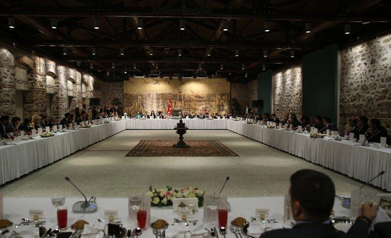 Başbakan Binali Yıldırım sanatçılarla buluştu