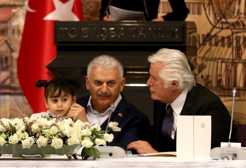 Başbakan Binali Yıldırım sanatçılarla buluştu