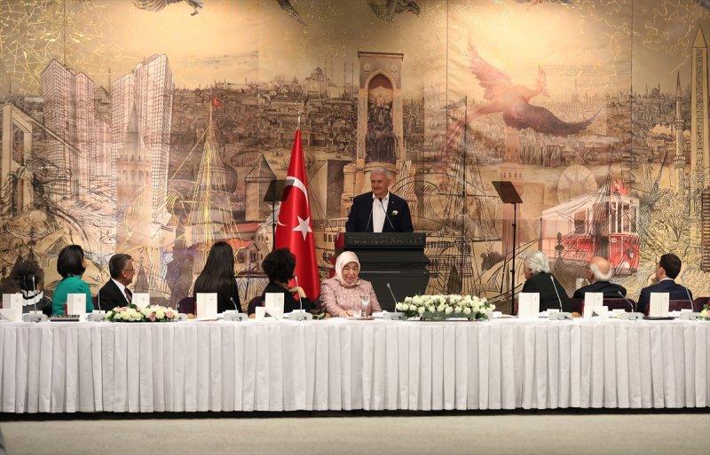 Başbakan Binali Yıldırım sanatçılarla buluştu