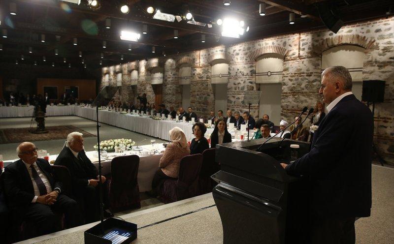 Başbakan Binali Yıldırım sanatçılarla buluştu