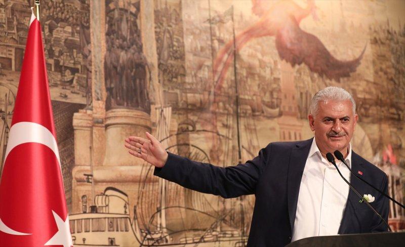 Başbakan Binali Yıldırım sanatçılarla buluştu