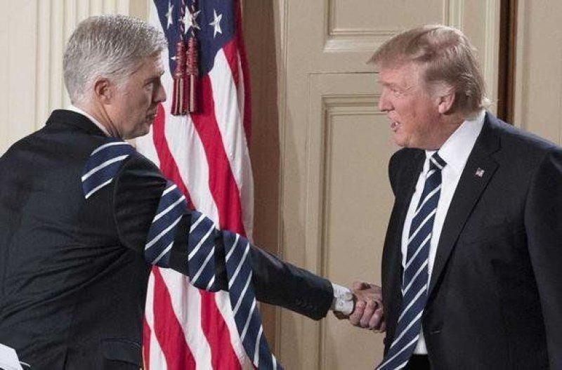 Donald Trump`ın kravatı büyük ilgi gördü