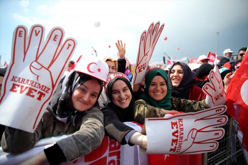 Yenikapı'da referandum mitingi için toplandılar
