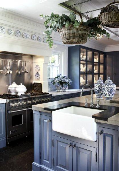 Mutfakta mavi rengin ferahlığını hissedin 