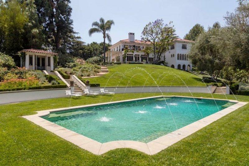 Angelina Jolie yeni evi için 25 milyon dolar ödeyecek 