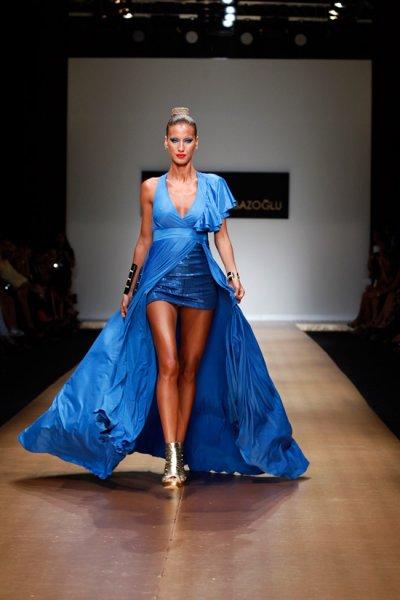 Çağla Şıkel sahada poz verdi 