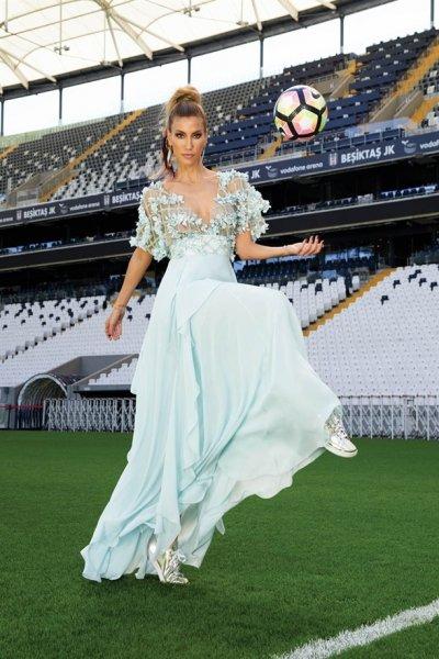 Çağla Şıkel sahada poz verdi 