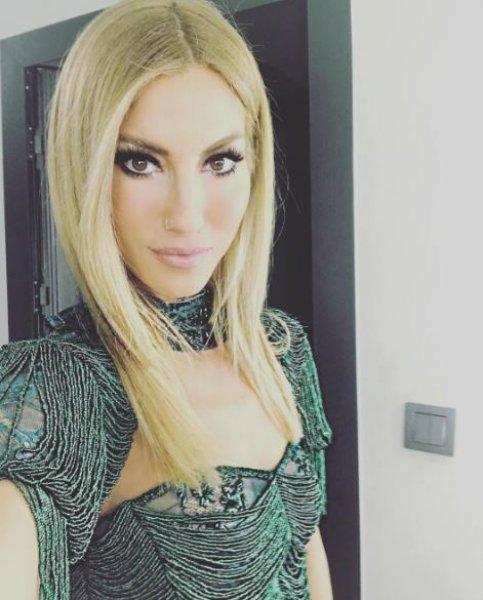 Çağla Şıkel sahada poz verdi 