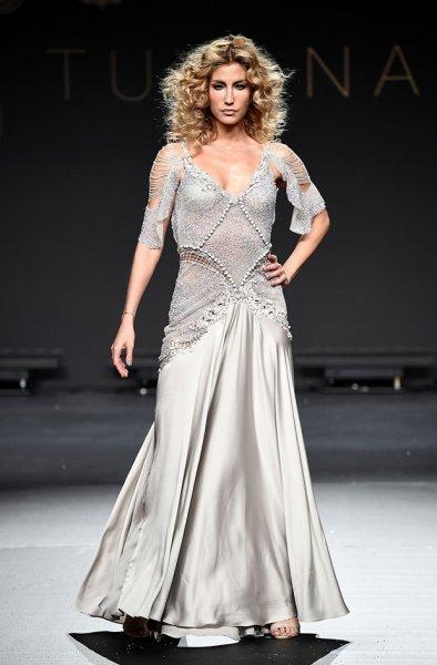 Çağla Şıkel sahada poz verdi 