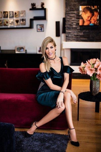 Çağla Şıkel sahada poz verdi 