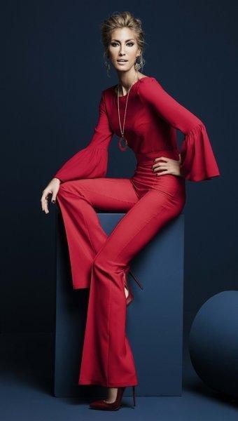 Çağla Şıkel sahada poz verdi 