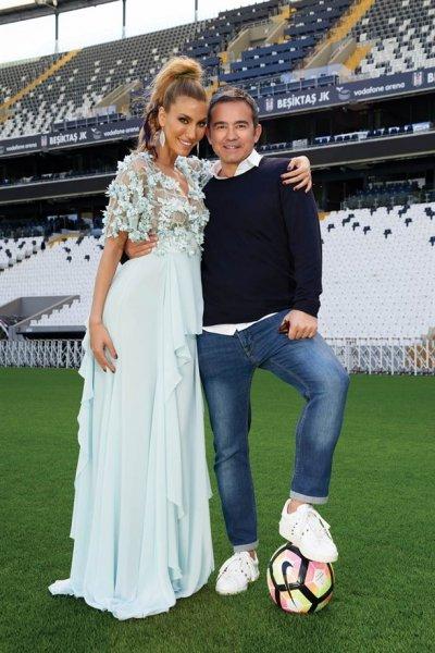 Çağla Şıkel sahada poz verdi 