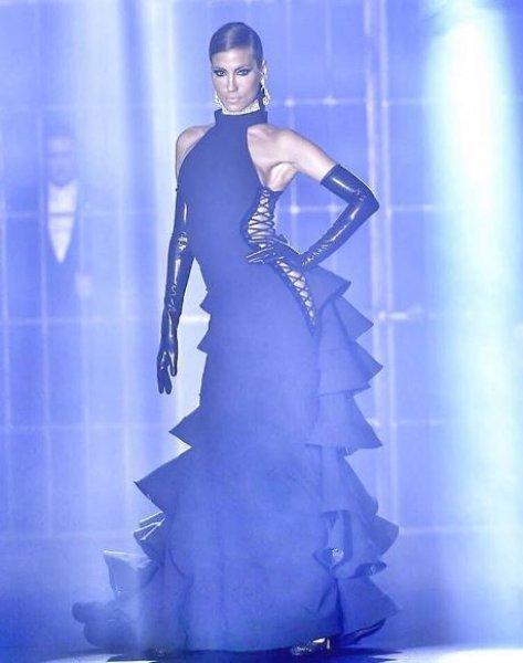 Çağla Şıkel sahada poz verdi 