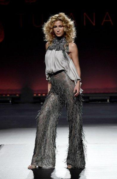 Çağla Şıkel sahada poz verdi 