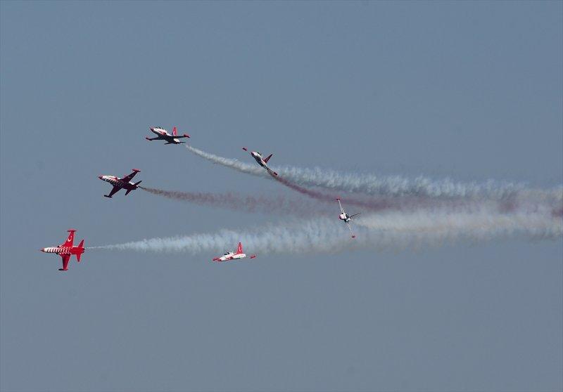 Türk Yıldızları'ndan 23 Nisan'a özel uçuş