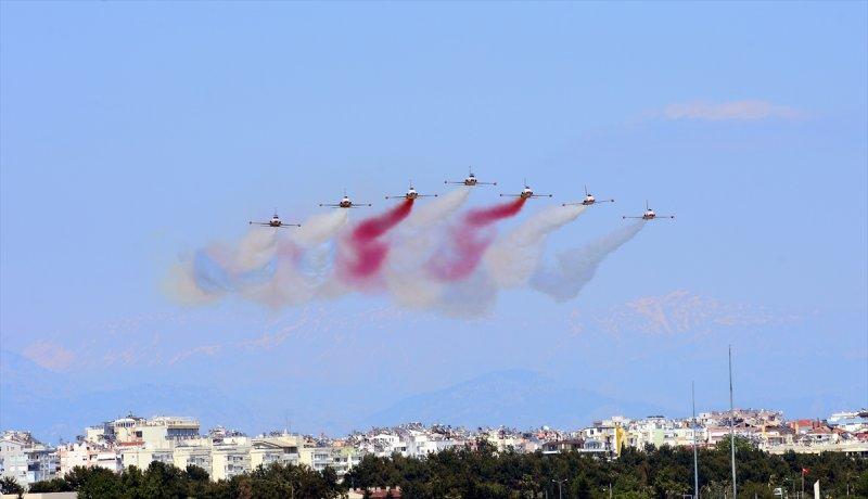 Türk Yıldızları'ndan 23 Nisan'a özel uçuş