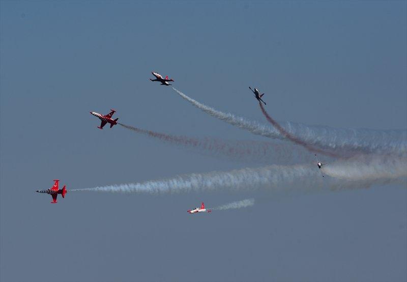 Türk Yıldızları'ndan 23 Nisan'a özel uçuş