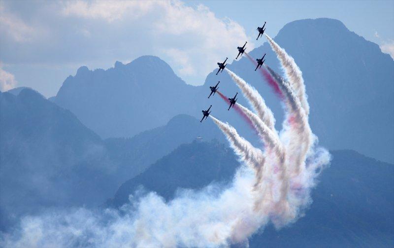 Türk Yıldızları'ndan 23 Nisan'a özel uçuş