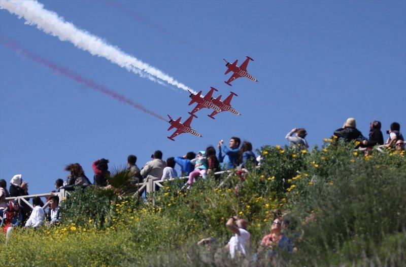 Türk Yıldızları'ndan 23 Nisan'a özel uçuş