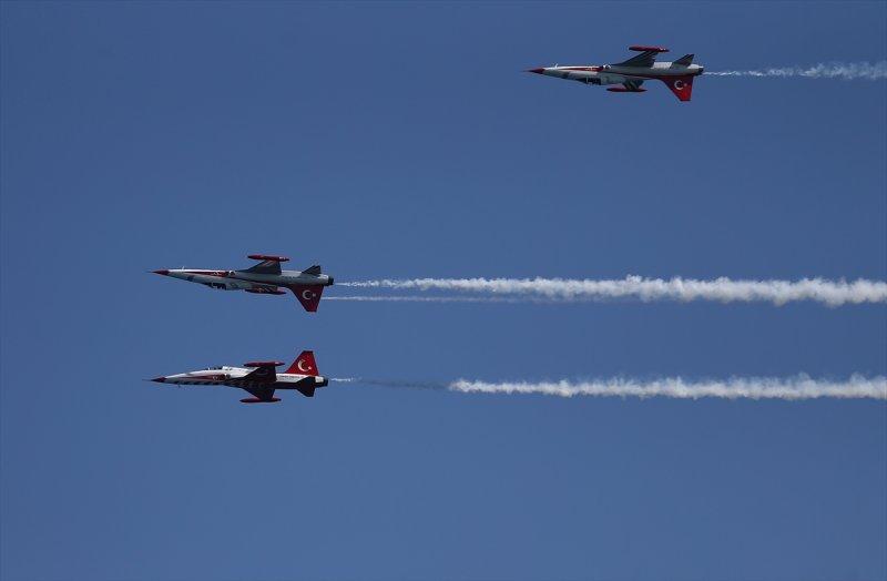 Türk Yıldızları'ndan 23 Nisan'a özel uçuş