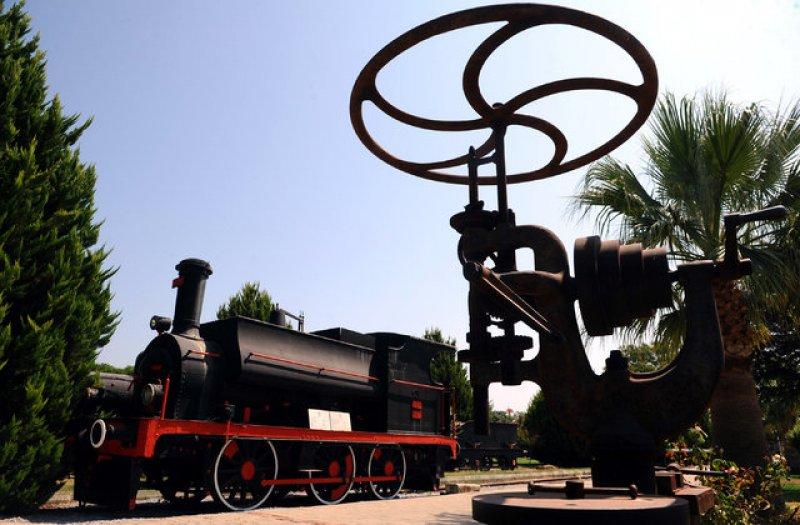 Tarihi vagon ve lokomotifler ilgi ve bakım bekliyor