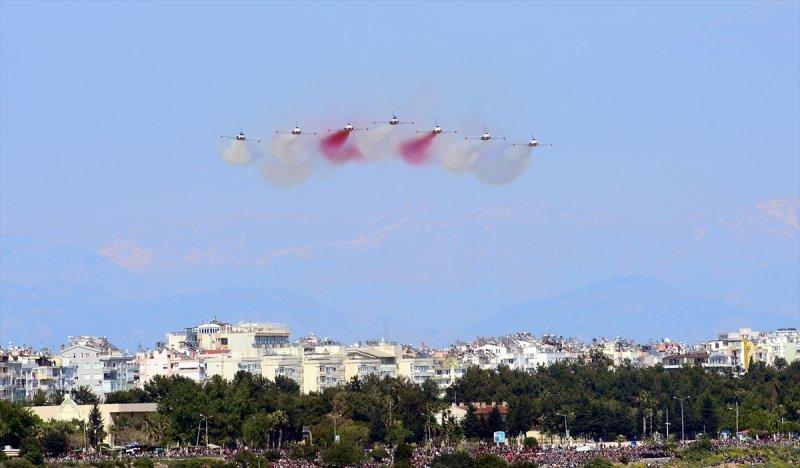 Türk Yıldızları'ndan 23 Nisan'a özel uçuş