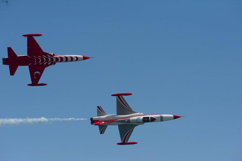 Türk Yıldızları'ndan 23 Nisan'a özel uçuş