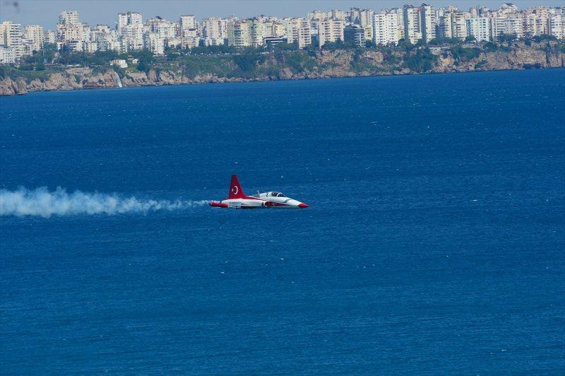 Türk Yıldızları'ndan 23 Nisan'a özel uçuş