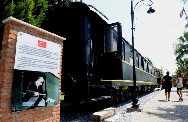 Tarihi vagon ve lokomotifler ilgi ve bakım bekliyor