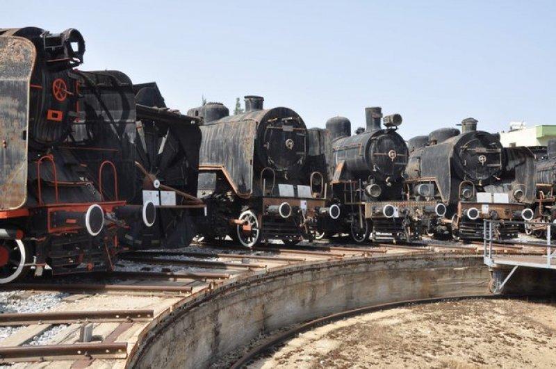 Tarihi vagon ve lokomotifler ilgi ve bakım bekliyor