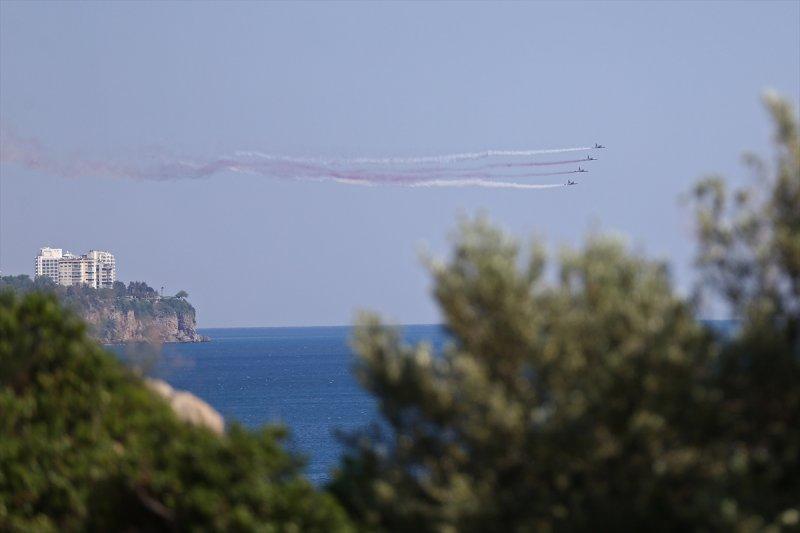 Türk Yıldızları'ndan 23 Nisan'a özel uçuş