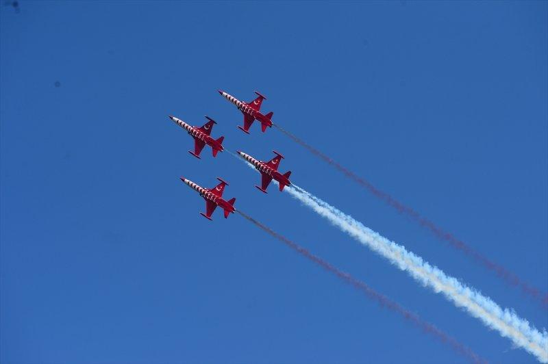 Türk Yıldızları'ndan 23 Nisan'a özel uçuş