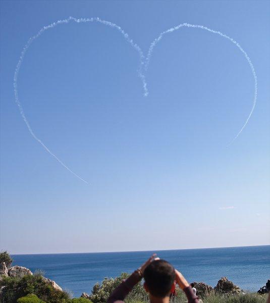 Türk Yıldızları'ndan 23 Nisan'a özel uçuş