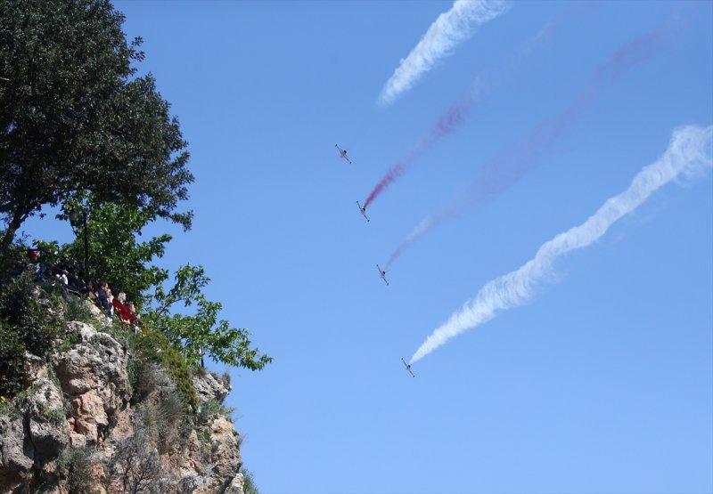 Türk Yıldızları'ndan 23 Nisan'a özel uçuş