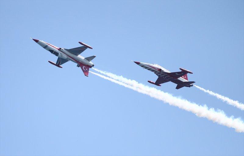 Türk Yıldızları'ndan 23 Nisan'a özel uçuş