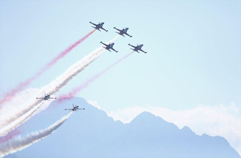 Türk Yıldızları'ndan 23 Nisan'a özel uçuş