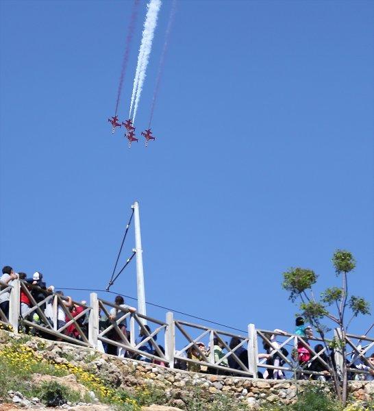 Türk Yıldızları'ndan 23 Nisan'a özel uçuş