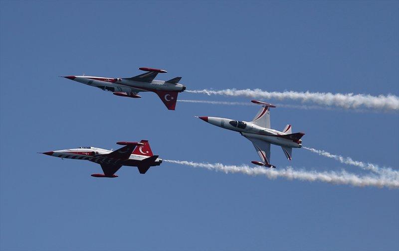 Türk Yıldızları'ndan 23 Nisan'a özel uçuş