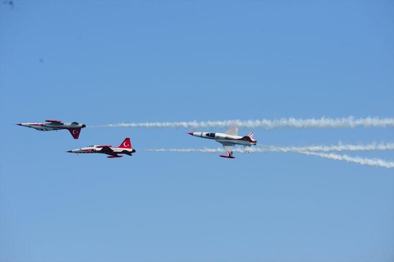 Türk Yıldızları'ndan 23 Nisan'a özel uçuş