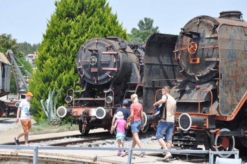 Tarihi vagon ve lokomotifler ilgi ve bakım bekliyor