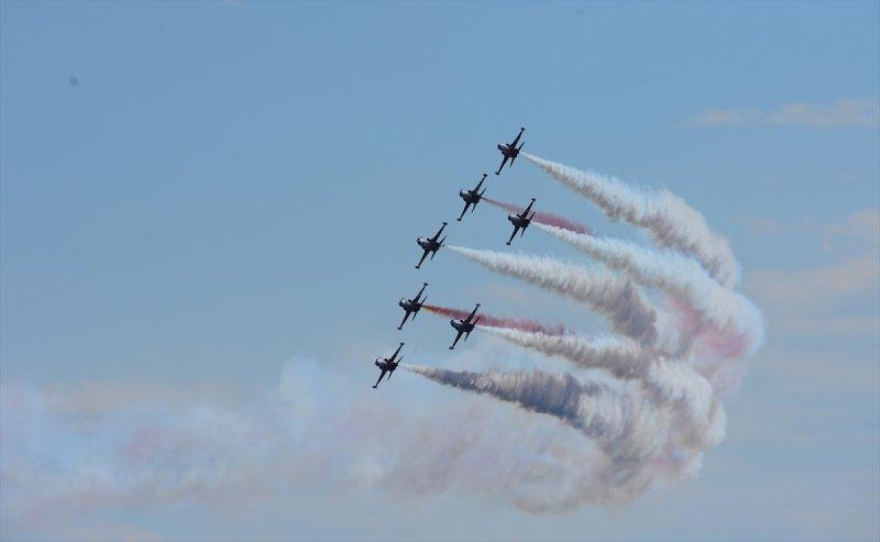 Türk Yıldızları'ndan 23 Nisan'a özel uçuş