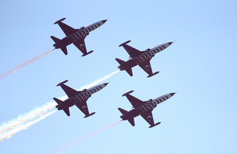 Türk Yıldızları'ndan 23 Nisan'a özel uçuş