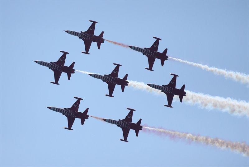 Türk Yıldızları'ndan 23 Nisan'a özel uçuş